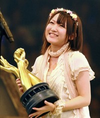 じゃんけん大会で優勝し、センターポジションを獲得したAKB48・内田眞由美（2010年撮影）