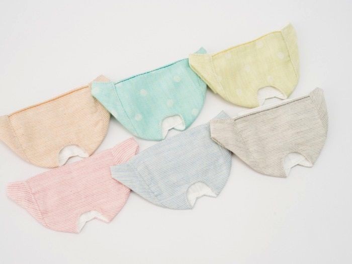 淡いカラーのマスク。汚れたら洗って使えます　（nekozuki 提供）