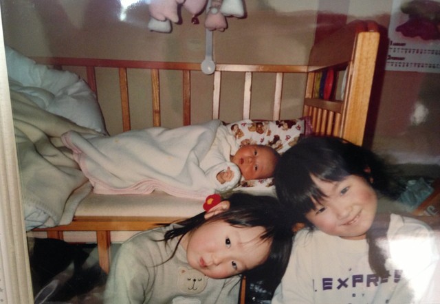 ベビーベッドに寝ている大畑さんの三女