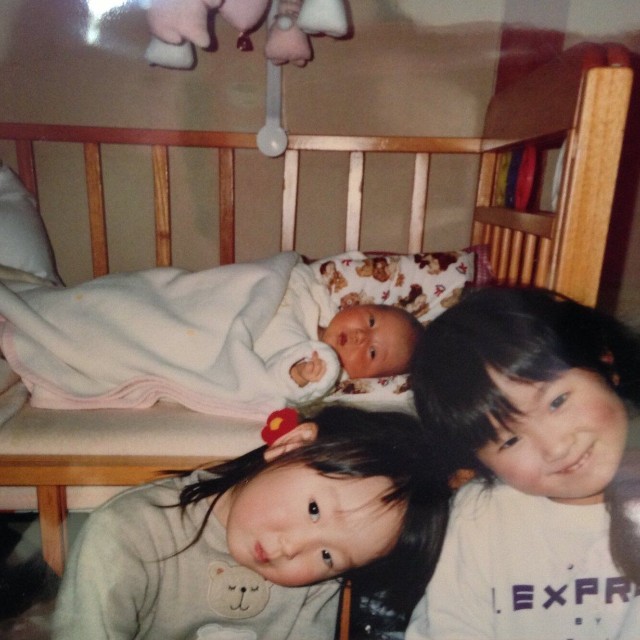 ベビーベッドに寝ている大畑さんの三女