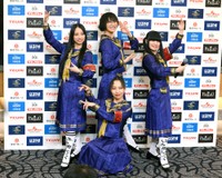 ポーズを決める新しい学校のリーダーズ＝2025年11月