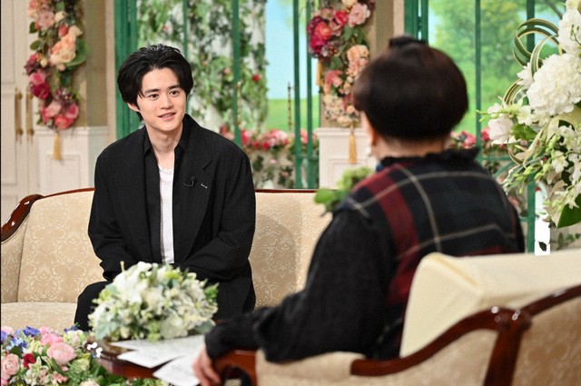 「徹子の部屋」   (右から)黒柳徹子、鈴鹿央士＝テレビ朝日提供