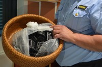 ハルデン刑務所の面会室の入り口には、コンドームが入ったかごが置いてあった