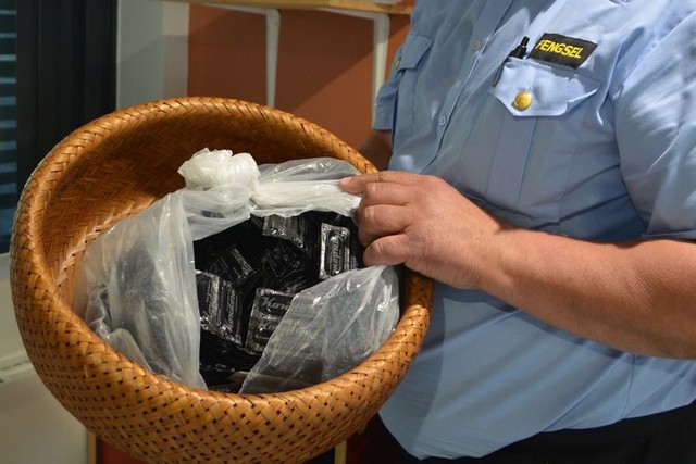 ハルデン刑務所の面会室の入り口には、コンドームが入ったかごが置いてあった