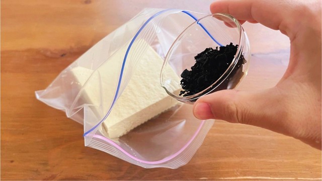 ①ジッパー付きの袋に木綿豆腐と乾燥ワカメを入れる／脱サラ料理家ふらお┊初書籍『ひらめきレシピ』　公式Xより