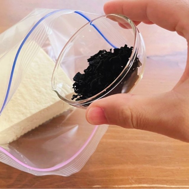 ①ジッパー付きの袋に木綿豆腐と乾燥ワカメを入れる／脱サラ料理家ふらお┊初書籍『ひらめきレシピ』　公式Xより