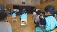 高校生が演じる様子を楽しそうに見つめる園児
