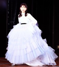 　卒業公演を終え、ドレス姿で登場した横山由依（撮影・三好信也）