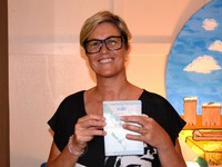 自身のパスポートを見せるグレンダ・トゥアイネさん。ニュージーランドのパスポートだが、クック諸島人であることを証明するスタンプが押してある=2022年6月23日、クック諸島ラロトンガ島、荒ちひろ撮影