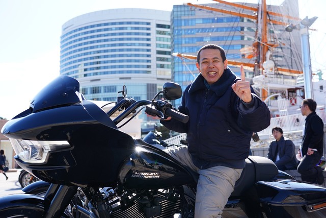 2024年モデルのロードグライドにまたがるデンジャラスのノッチ