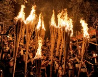 鞍馬の火祭で、夜空を焦がすように燃え上がる大松明（２０２５年１０月、京都市左京区鞍馬本町）