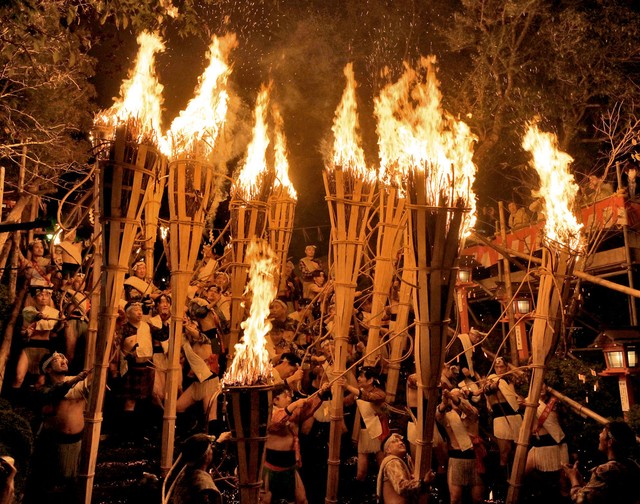 鞍馬の火祭で、夜空を焦がすように燃え上がる大松明（２０２５年１０月、京都市左京区鞍馬本町）