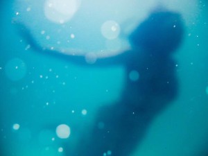 なけなしのお金で買った卓上ランプが、自立への道を照らしてくれる