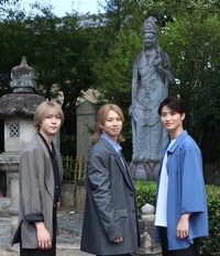 栗塚旭さんが寄進した観音像の前に笹森裕貴、岡宮来夢、岐州匠（左から）＝京都・壬生寺