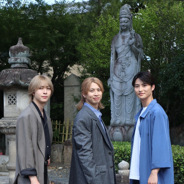 栗塚旭さんが寄進した観音像の前に笹森裕貴、岡宮来夢、岐州匠（左から）＝京都・壬生寺