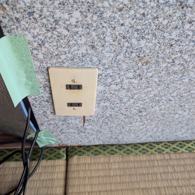 唯一床付近にあったコンセント／リーゼント農家キノさん（@kinoko0214）提供