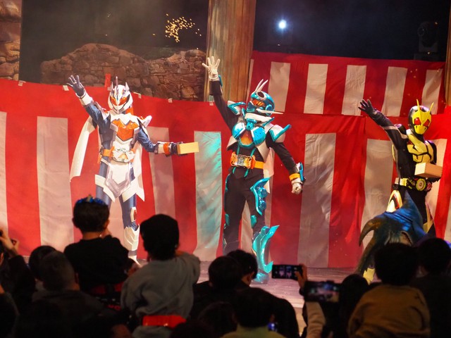 「仮面ライダー豆まき」に登場し、豆を投げる（左から）仮面ライダーマジェード、仮面ライダーガッチャード、仮面ライダーゼロワン ©石森プロ・テレビ朝日・ADK EM・東映 ©石森プロ・東映