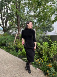 酒瓶をポケットに入れ笑う元鈴木さん