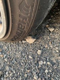 うっかり見落としそうだが、タイヤの前に不自然な「石」が置かれている（画像提供：サブリンさん）