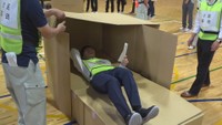災害に備え…避難所設営の訓練　津山市の職員らが段ボールベッドの作り方など学ぶ　岡山