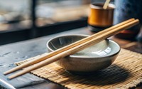 「菜箸」があれば、衣やパン粉を落とさなくても温度を見分けられる※画像はAIが作成したイメージです（Uncle-Ice/stock.adobe.com）