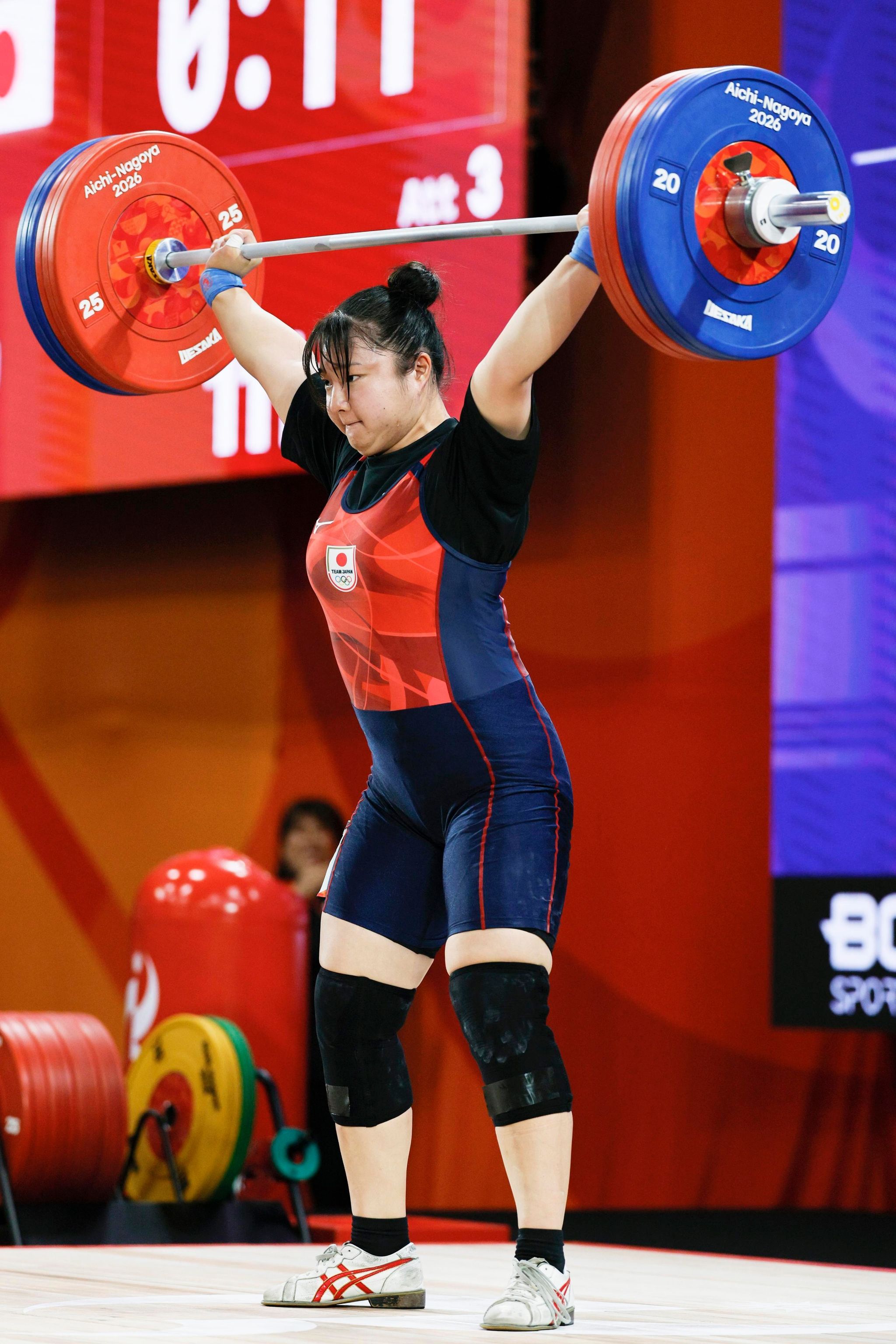 愛知・名古屋アジア大会の重量挙げ女子86キロ級スナッチで111キロに成功した長島和奏＝9月、名古屋市吹上ホール