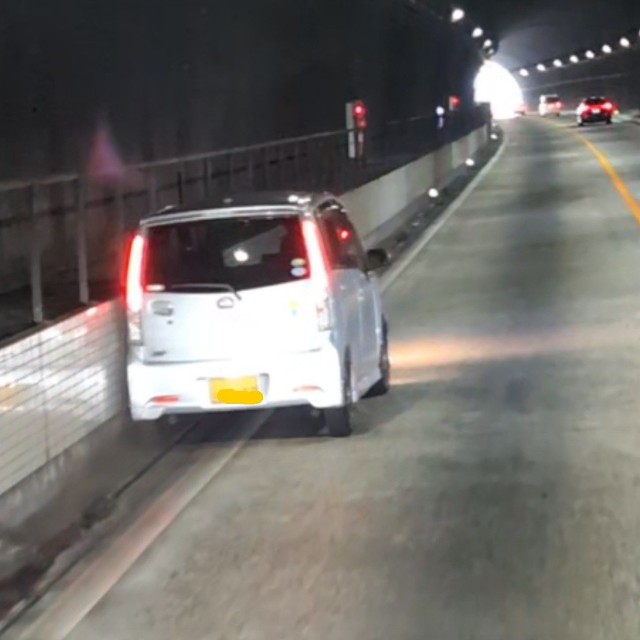 トンネル内の壁に接触しながら走行する軽自動車（「星の砂時計」さん提供）