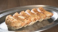 パリパリの皮がクセになる！人気居酒屋の「揚げ焼きギョーザ」　個性豊かな創作ギョーザが約30種類　香川【ほっとマルシェ】