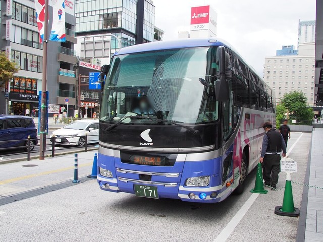 ホテル阪急レスパイア大阪バス停に到着するリムジンバス