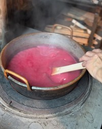 薪火でじっくり練り上げる練り羊羹（提供：するがや祇園下里）