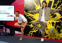 ストレッチをするとにかく明るい安村（左）と町田啓太＝KITTE丸の内（撮影・高石航平）