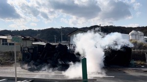 東北自動車道で工事車両と衝突　不燃性炭酸ガス搭載のタンクローリーが横転　けが人無し　宮城・蔵王町