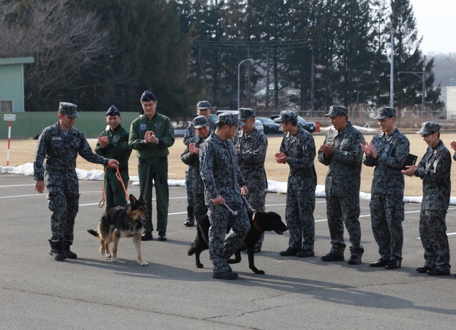 隊員達から拍手を送られるアトム号とシシマル号／航空自衛隊千歳基地 公式X（@jasdf_chitose）