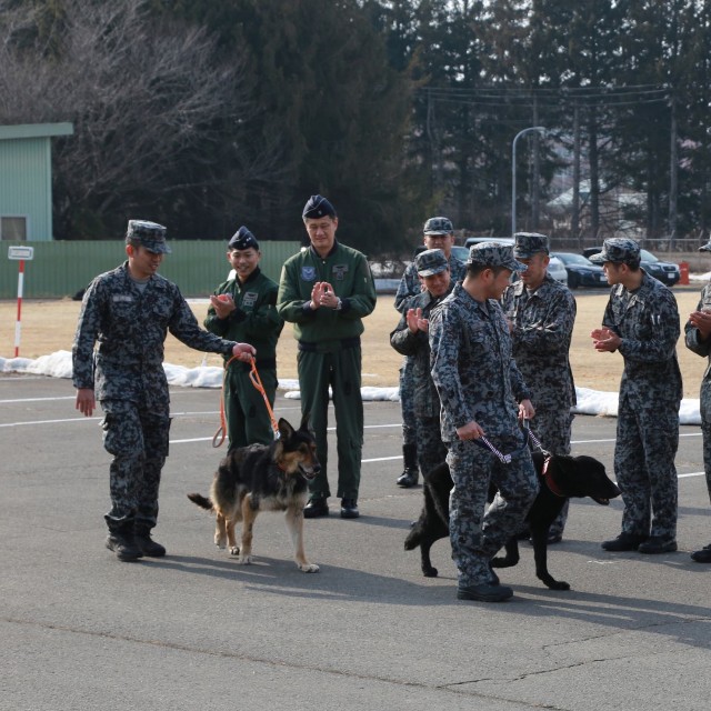 隊員達から拍手を送られるアトム号とシシマル号／航空自衛隊千歳基地 公式X（@jasdf_chitose）