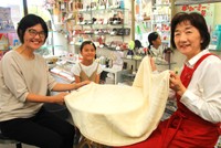 「ゆりや化粧品店」では、泉大津市特産の毛布を使ったハート型ブランケットを販売中。ママたちの「こんなの欲しかった」との思いを叶えました。