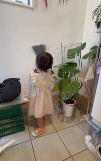 れにちゃんはよくお手伝いしてくれるのだそう／投稿主さん（@amakuticurry）提供