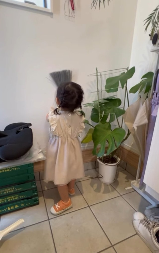 れにちゃんはよくお手伝いしてくれるのだそう／投稿主さん（@amakuticurry）提供