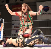 攻防を繰り広げる両者（DASH・チサコVS松本浩代より）＝後楽園ホール