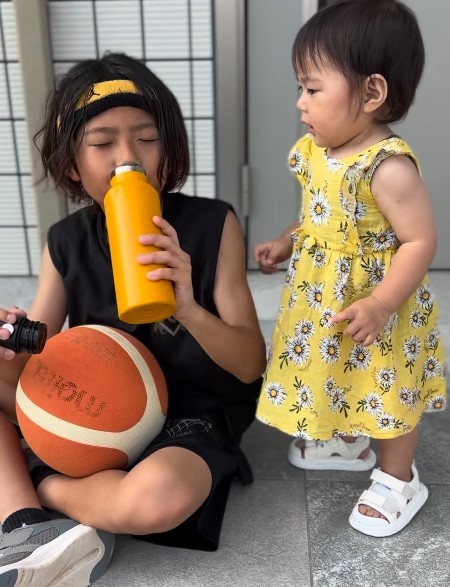 お兄ちゃんをじっと見つめる1歳妹（提供：＠enishi.basketballさん）