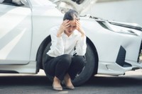 通勤途中に自動車事故へ巻き込まれてしまった女性　※画像はイメージです（Paylessimages/stock.adobe.com）