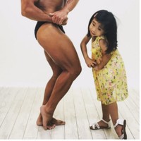 10年前、2人で並びサイドチェストでポーズをとる娘と父