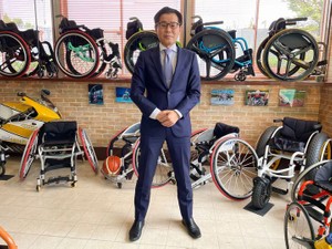顧客の声で固めた継ぐ覚悟　選手愛用の車いすメーカー2代目が描く戦略