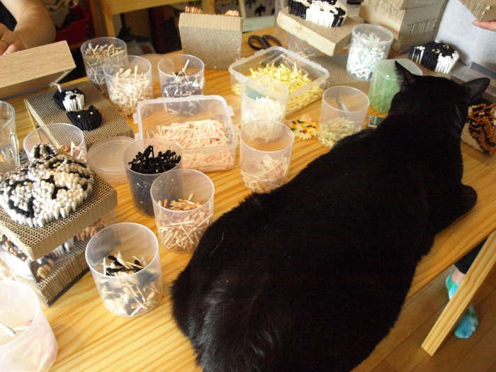 作業の合間にちょいちょい入る、猫丸のかまって攻撃。ちなみに、色つき綿棒はインクで染色して作ったもの