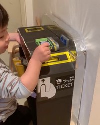 玄関に設置した「ダンボールの改札」のおかげで、3歳児さんの毎朝の通園準備がスムーズに！（動画からキャプチャー／提供：ダンボールビーダマン工作・発明 さん）