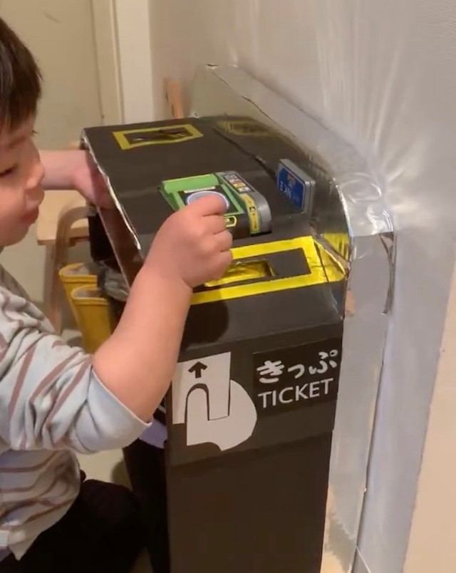 玄関に設置した「ダンボールの改札」のおかげで、3歳児さんの毎朝の通園準備がスムーズに！（動画からキャプチャー／提供：ダンボールビーダマン工作・発明 さん）
