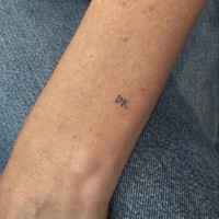 ダイアン・キートンのイニシャル「DK」を刻んだサラ・ポールソンの腕