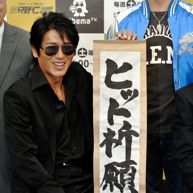 高橋克典（左）と梅宮辰夫さん＝2017年
