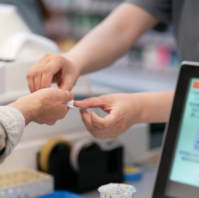 多く渡されたお釣りをそのまま持って帰るのは犯罪？　※画像はイメージです（naka/stock.adobe.com）