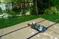 パトム・オーガニック・リビングの中庭では、ピクニックのように、ござを敷いてピントーに入ったランチを食べることができる