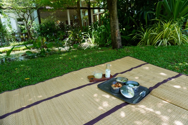 パトム・オーガニック・リビングの中庭では、ピクニックのように、ござを敷いてピントーに入ったランチを食べることができる
